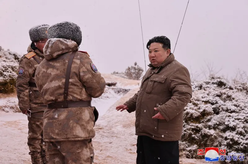 Ông Kim Jong Un chỉ đạo thử tên lửa hành trình chiến lược phóng từ tàu ngầm