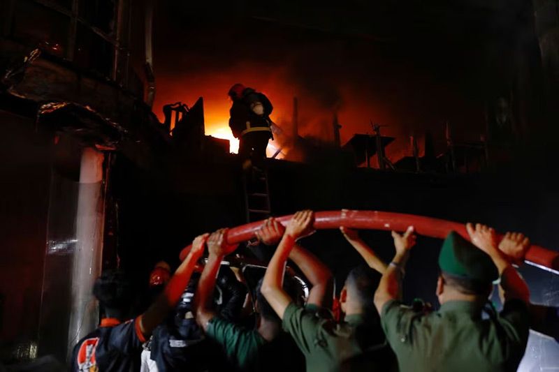 Hình ảnh hỏa hoạn kinh hoàng khiến ít nhất 46 người thiệt mạng ở Bangladesh