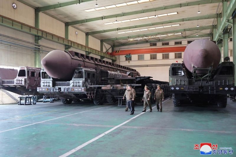 Chùm ảnh Triều Tiên phóng tên lửa đạn đạo với hệ thống dẫn đường mới 