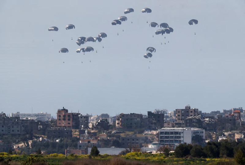 Hình ảnh hàng viện trợ rơi xuống Gaza