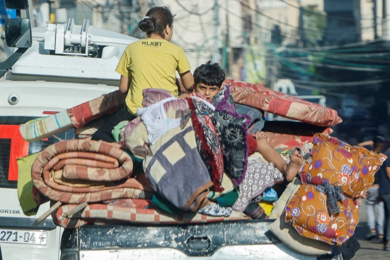 Hình ảnh người Palestine rời bỏ nhà cửa sau lệnh của Israel 