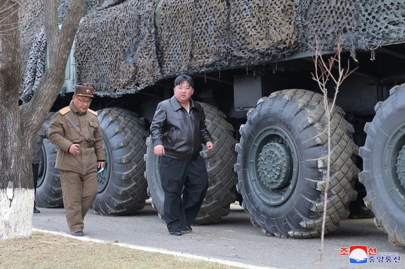 Chùm ảnh ông Kim Jong Un giám sát vụ thử vũ khí siêu vượt âm mới