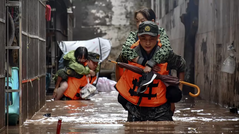 Chùm ảnh mưa lũ tàn phá ghê gớm tại Trung Quốc 