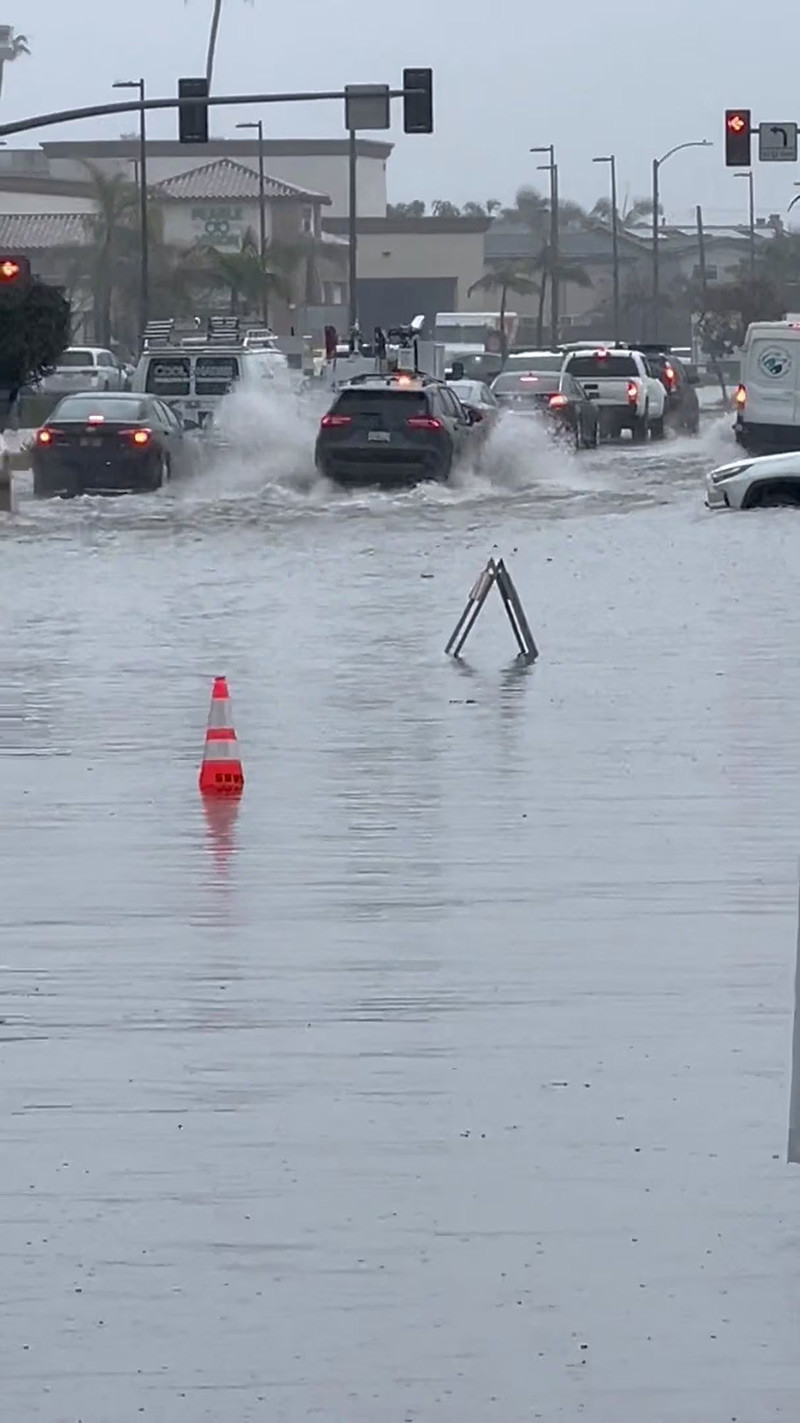 Chùm ảnh bão ‘sông khí quyển’ tàn phá California 