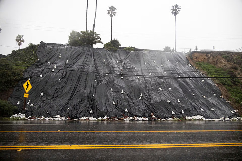 Chùm ảnh bão ‘sông khí quyển’ tàn phá California 