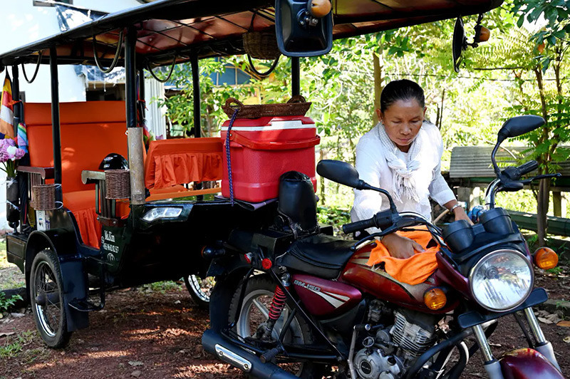 Chùm ảnh nữ tài xế tuk-tuk chống lại định kiến trên đường tới bình đẳng giới