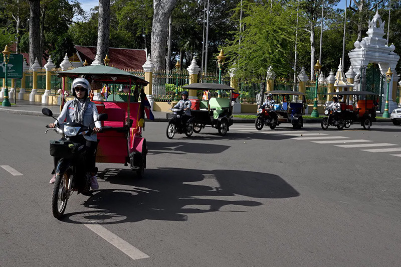 Chùm ảnh nữ tài xế tuk-tuk chống lại định kiến trên đường tới bình đẳng giới