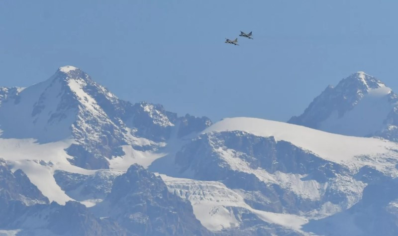 Chùm ảnh tập trận nóng với hơn 200 phương tiện bọc thép ở Kyrgyzstan 