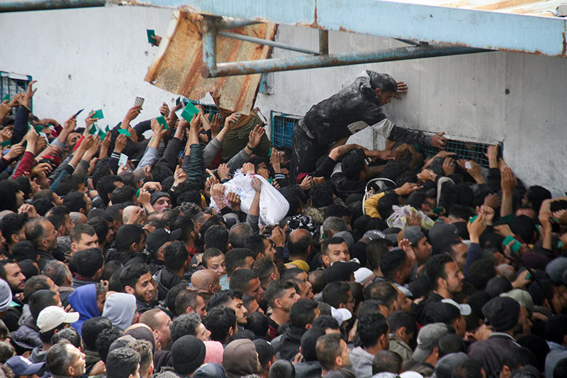 Chùm ảnh người dân Gaza tranh giành thực phẩm trong tuyệt vọng