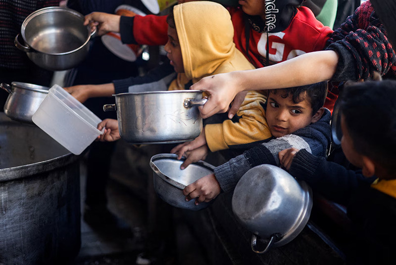 Chùm ảnh người dân Gaza tranh giành thực phẩm trong tuyệt vọng