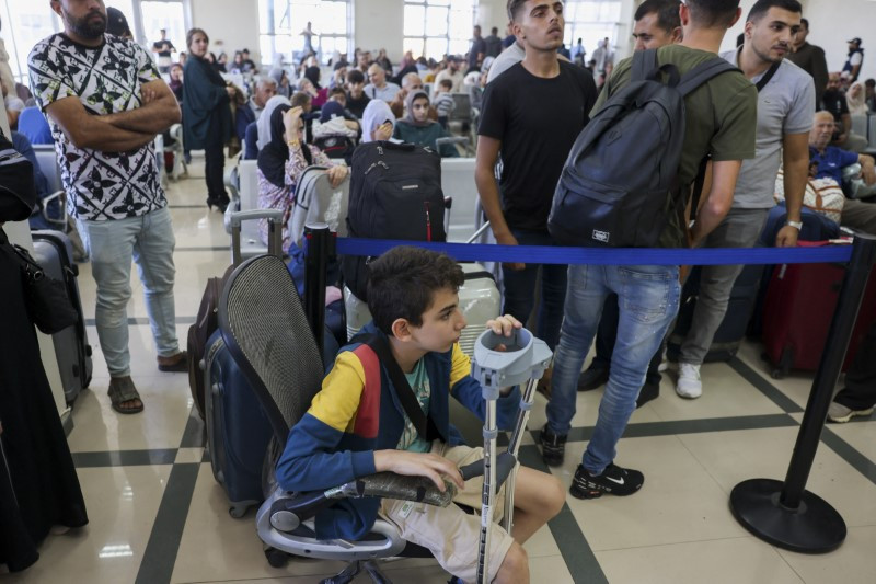 Hình ảnh hàng trăm người mang hộ chiếu nước ngoài rời Gaza đến Ai Cập 