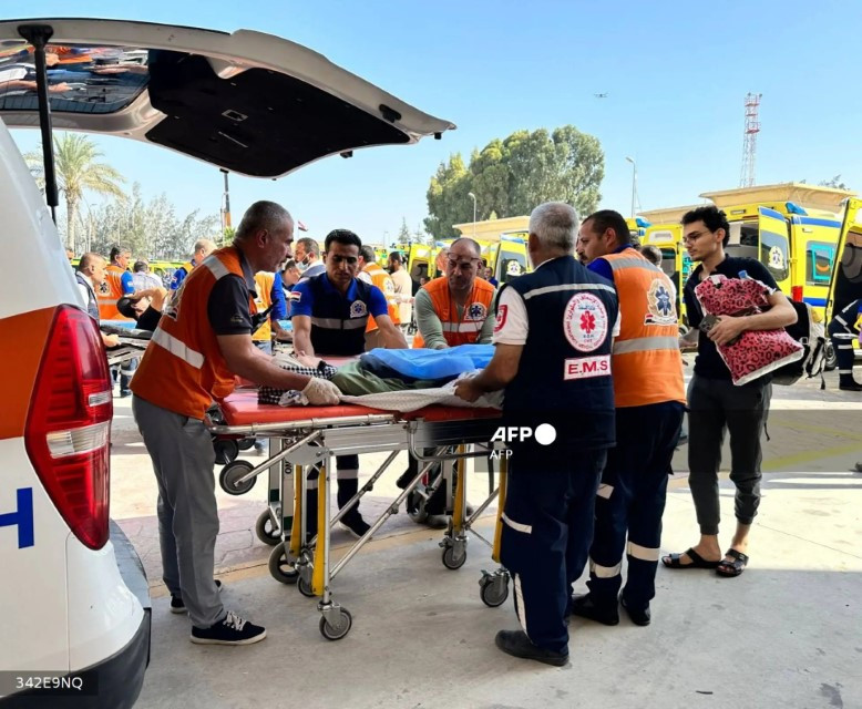 Hình ảnh hàng trăm người mang hộ chiếu nước ngoài rời Gaza đến Ai Cập 