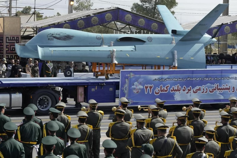 Iran duyệt binh với hàng loạt vũ khí tối tân