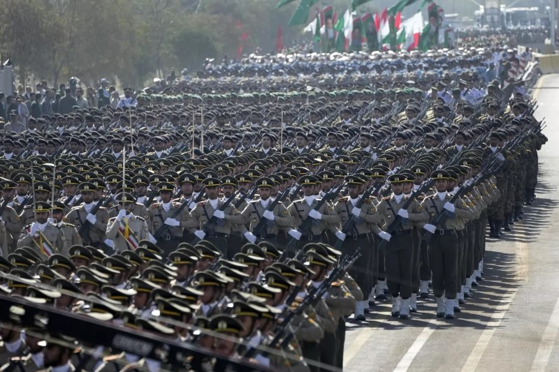 Iran duyệt binh với hàng loạt vũ khí tối tân