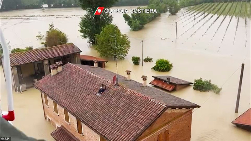 Hình ảnh lũ lụt khủng khiếp tại Italy, 10.000 người phải rời nhà