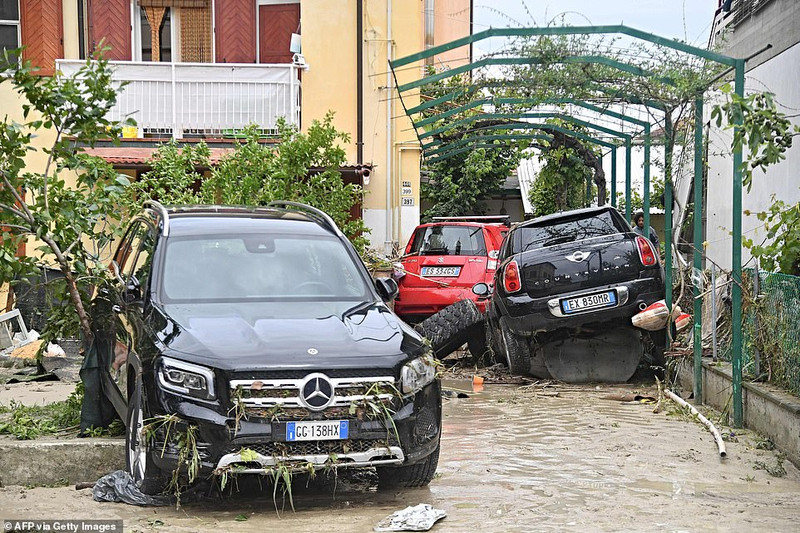 Hình ảnh lũ lụt khủng khiếp tại Italy, 10.000 người phải rời nhà