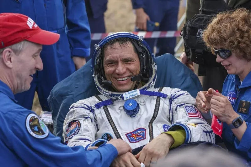 Các phi hành gia trở về sau số ngày kỷ lục ở Trạm Vũ trụ quốc tế ISS