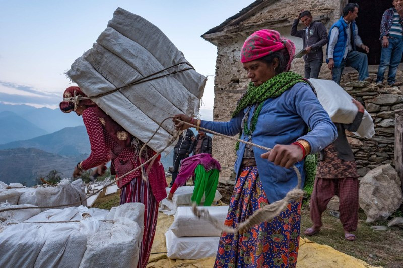 Chùm ảnh làm giấy độc đáo ở Nepal 