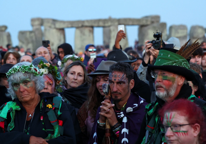 Đám đông đổ về vòng đá cổ Stonehenge đón hạ chí