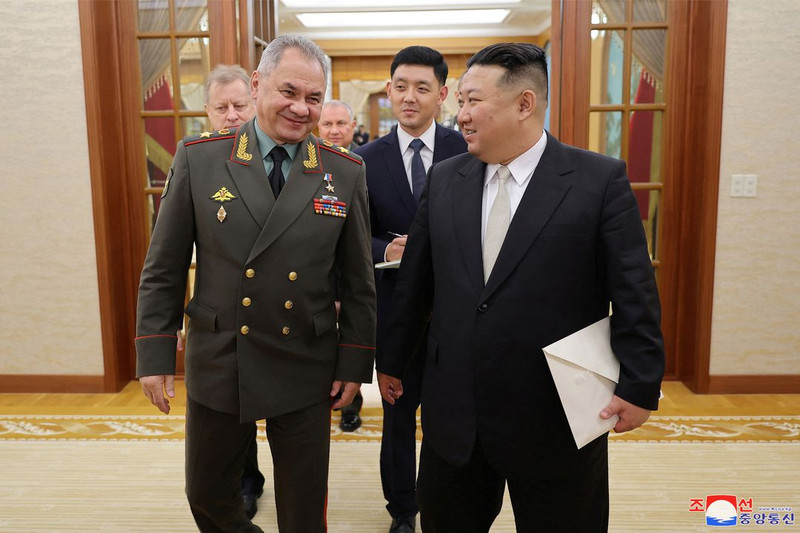 Chùm ảnh ông Sergei Shoigu thăm triển lãm quốc phòng Triều Tiên