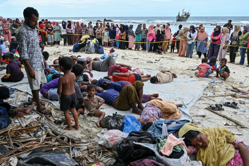 Hình ảnh hơn 100 người tị nạn Rohingya vật vờ khi đến Indonesia 