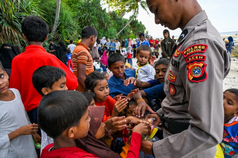 Hình ảnh hơn 100 người tị nạn Rohingya vật vờ khi đến Indonesia 