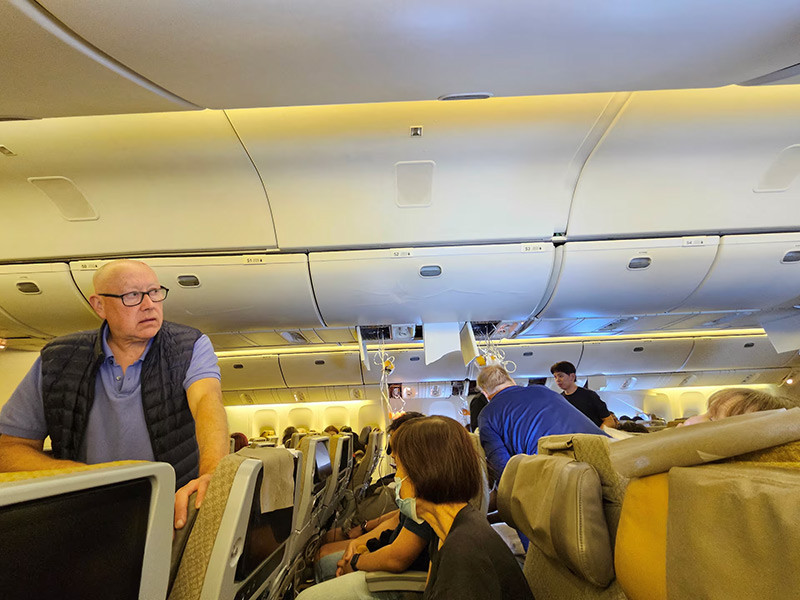 Chùm ảnh bên trong máy bay gặp nhiễu động kì lạ của Singapore Airlines