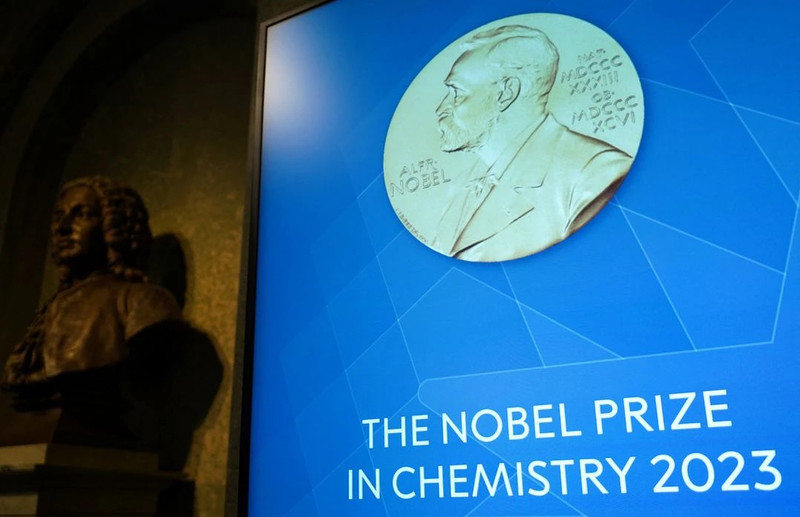 Ba nhà khoa học nghiên cứu ‘chấm lượng tử’ nhận giải Nobel Hóa học 2023 