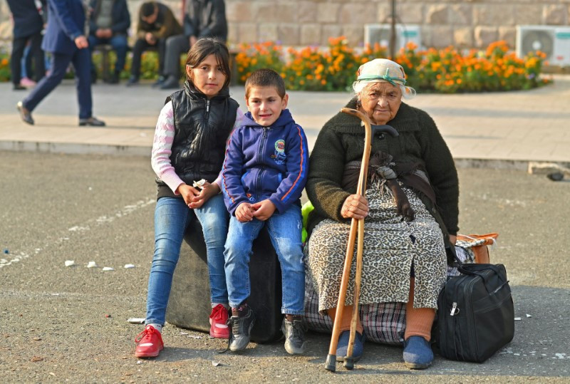 Chùm ảnh người Armenia ở Karabakh ồ ạt di cư 