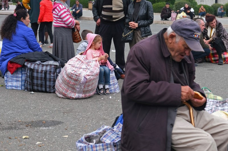 Chùm ảnh người Armenia ở Karabakh ồ ạt di cư 