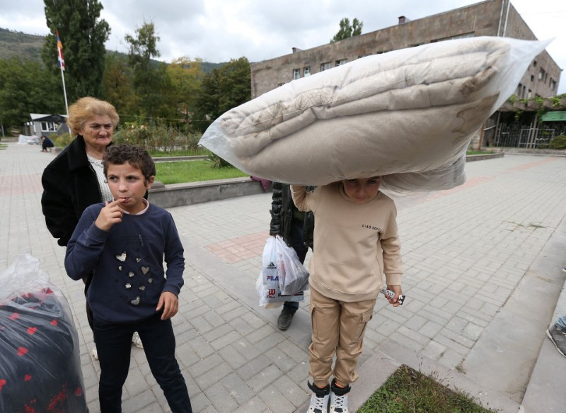 Chùm ảnh người Armenia ở Karabakh ồ ạt di cư 