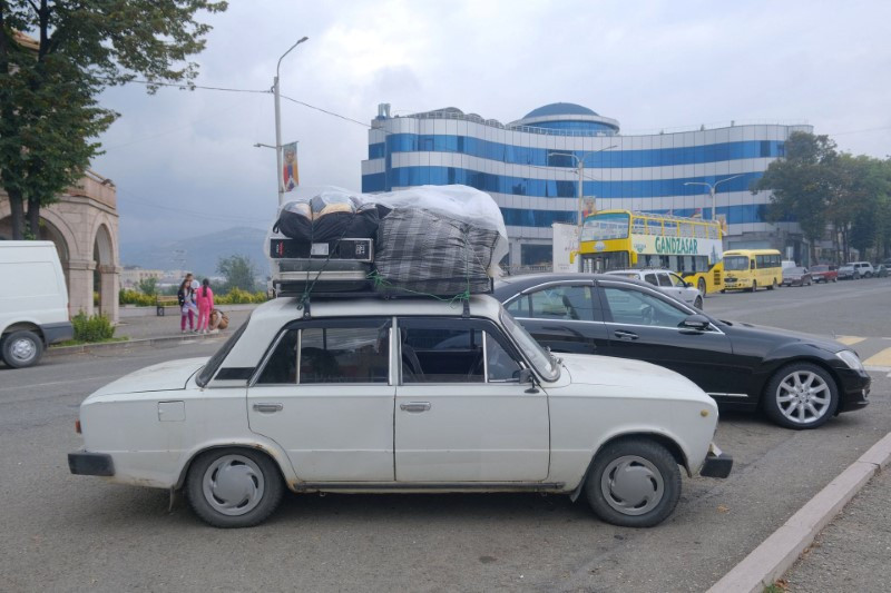 Chùm ảnh người Armenia ở Karabakh ồ ạt di cư 