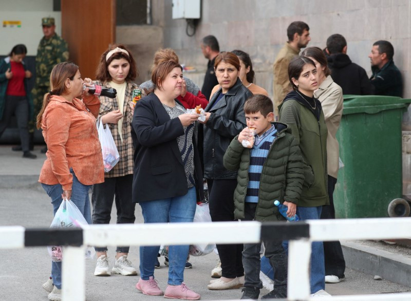 Chùm ảnh người Armenia ở Karabakh ồ ạt di cư 