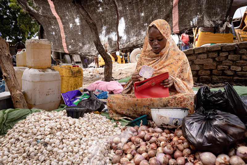 Chùm ảnh phụ nữ Sudan hết hy vọng trong trại tị nạn ở Chad 