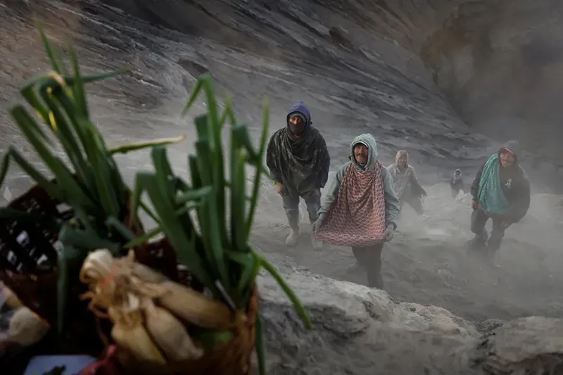 Chùm ảnh người Tenggerese ném lễ vật vào núi lửa để cầu mưa cứu mùa màng