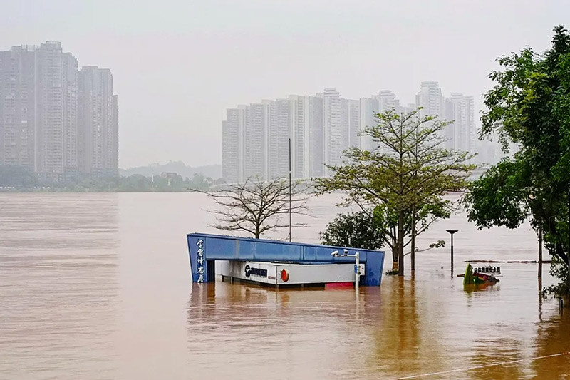 Chùm ảnh Trung Quốc ngập lụt, cảnh báo mưa bão cấp độ cao nhất ở Quảng Đông