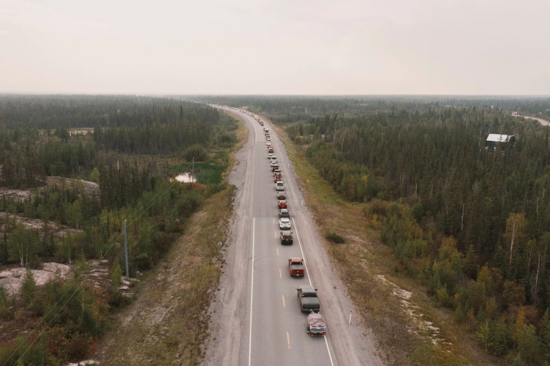 Chùm ảnh hàng nghìn người dân Canada chạy trốn trong mùa cháy rừng kỷ lục