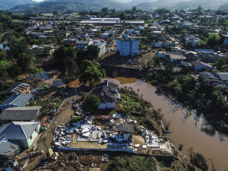 Chùm ảnh lũ lụt kinh hoàng càn quét Brazil, ít nhất 31 người thiệt mạng 