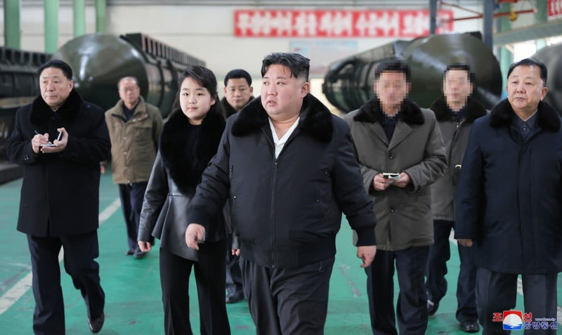 Chùm ảnh ông Kim Jong un và con gái thị sát nhà máy sản xuất bệ phóng ICBM