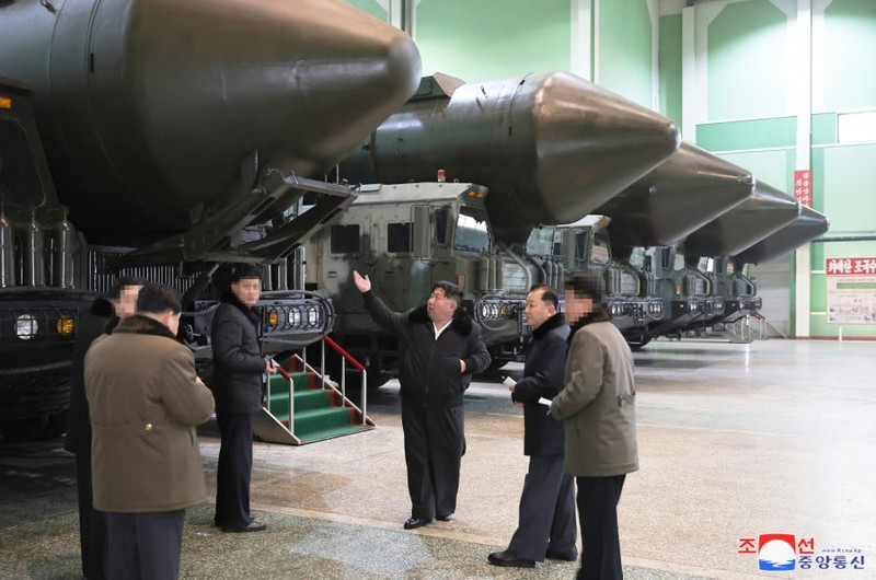 Chùm ảnh ông Kim Jong un và con gái thị sát nhà máy sản xuất bệ phóng ICBM