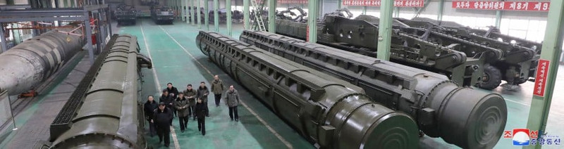 Chùm ảnh ông Kim Jong un và con gái thị sát nhà máy sản xuất bệ phóng ICBM