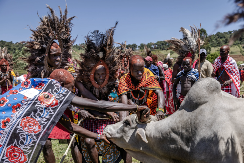 Chùm ảnh lễ trở thành đàn ông rực rỡ của thanh niên Maasai