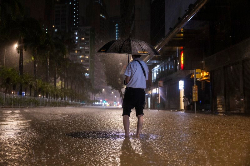 Hình ảnh Hong Kong tê liệt vì lũ lụt sau bão Haikui