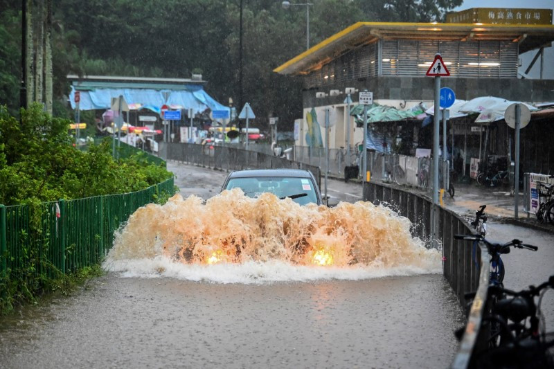 Hình ảnh Hong Kong tê liệt vì lũ lụt sau bão Haikui