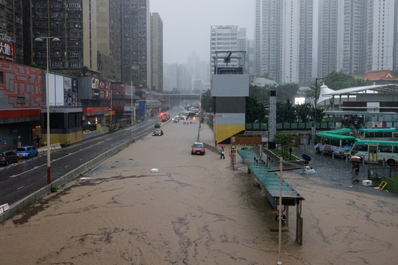 Hình ảnh Hong Kong tê liệt vì lũ lụt sau bão Haikui