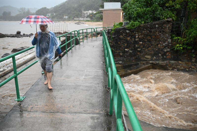 Hình ảnh Hong Kong tê liệt vì lũ lụt sau bão Haikui