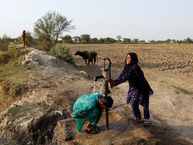 Chùm ảnh người dân Pakistan trong cái nóng vượt 52 độ C