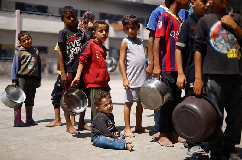 Hình ảnh trẻ em Palestine vật vã trong đói khát