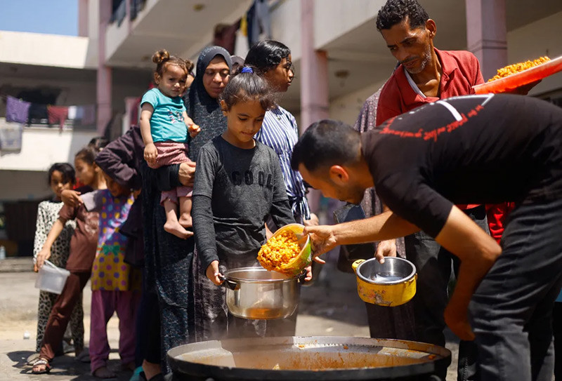 Hình ảnh trẻ em Palestine vật vã trong đói khát