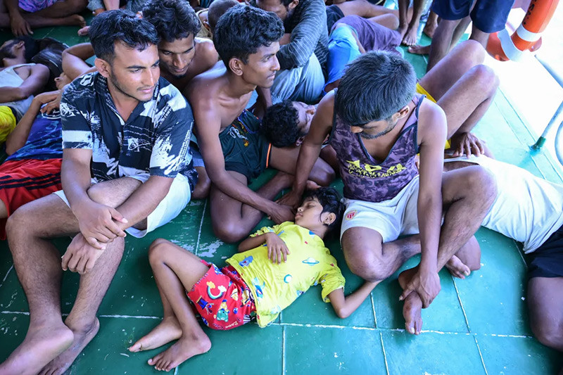 Chùm ảnh cuộc giải cứu người Rohingya đầy kịch tính trên biển